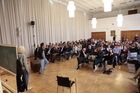 Das Vorprogramm der Europäischen Toleranzgespräche 2026 im Rathaus Villach wurde mit einem kurzen Bühnenstück von Clemens Luderer (