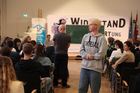 Das Vorprogramm der Europäischen Toleranzgespräche 2026 im Rathaus Villach wurde mit einem kurzen Bühnenstück von Clemens Luderer (