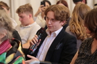 Das Vorprogramm der Europäischen Toleranzgespräche 2026 im Rathaus Villach wurde mit einem kurzen Bühnenstück von Clemens Luderer (