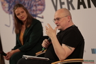 Das Vorprogramm der Europäischen Toleranzgespräche 2026 im Rathaus Villach wurde mit einem kurzen Bühnenstück von Clemens Luderer (