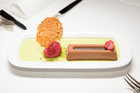 Der Solothurner Sternekoch, Gastronom und Caterer Andy Zaugg hat am Samstag, 11. November 2017 seine vierte Serie als Gastkoch der Ressats der Confrérie du Guillon im Schloss Chillon am Genfersee unter grossem Applaus beendet. Im Bild: La bouchée au chocolat noir - Le fin sorbet framboise et le coulis de pistaches - La tuile aux amandes


